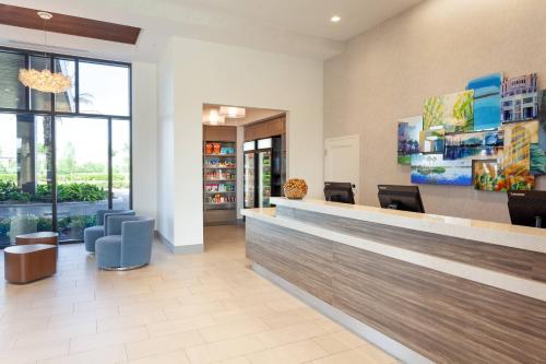 um lobby de um hospital com cadeiras e uma recepção em Residence Inn by Marriott Orlando at Millenia em Orlando