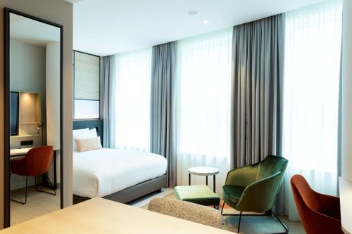 - une chambre d'hôtel avec un lit et un miroir dans l'établissement Residence Inn by Marriott The Hague, à La Haye
