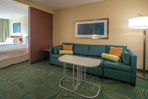 ein Hotelzimmer mit einem Sofa und einem Bett in der Unterkunft SpringHill Suites by Marriott Orlando North-Sanford in Sanford