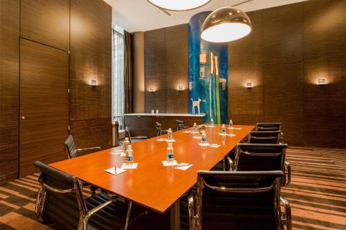 une salle de conférence avec une grande table et des chaises en bois dans l'établissement Residence Inn by Marriott New York Manhattan/Central Park, à New York