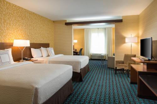 um quarto de hotel com duas camas e uma televisão de ecrã plano em Fairfield Inn & Suites by Marriott Sacramento Folsom em Folsom