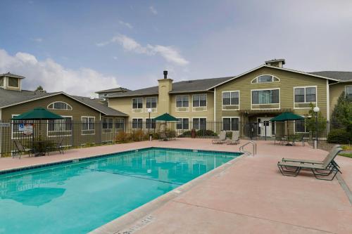 een zwembad voor een groot gebouw bij Fairfield Inn and Suites Santa Rosa Sebastopol in Sebastopol
