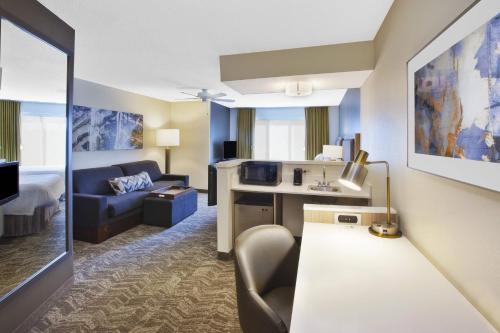 Habitación de hotel con sofá y sala de estar. en SpringHill Suites Minneapolis-St. Paul Airport/Eagan en Eagan