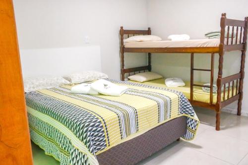 1 dormitorio con 2 literas y toallas. en Recanto das tartarugas Flats, en Penha