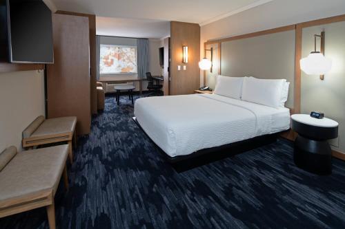 シータックにあるFairfield by Marriott Inn & Suites Seattle Sea-Tac Airportの大きなベッドとデスクが備わるホテルルームです。