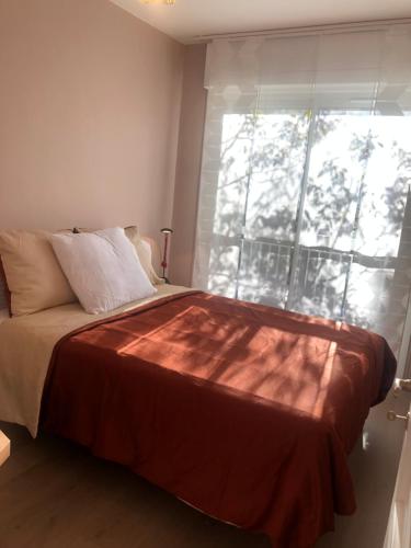 Schlafzimmer mit einem Bett und einem großen Fenster in der Unterkunft Logement promenade de la torse à Aix-en-Provence in Aix-en-Provence