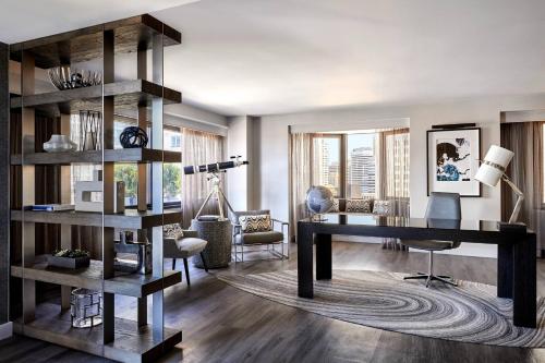 a living room with a desk and a chair at San Francisco Marriott Marquis Union Square in San Francisco