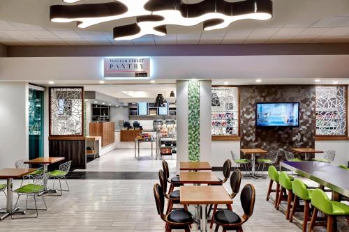 a restaurant with tables and chairs and a bar at San Francisco Marriott Marquis Union Square in San Francisco