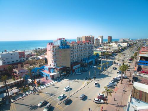 een luchtzicht op een drukke straat met auto's bij Hotel Festival Plaza Playas Rosarito in Rosarito