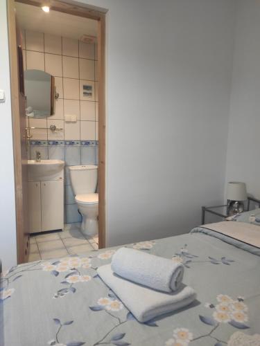 La salle de bains est pourvue d'un lit et de 2 serviettes. dans l'établissement Willa Ewelinka, à Zakopane
