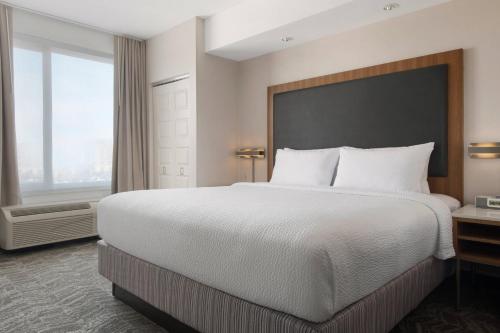 Ένα ή περισσότερα κρεβάτια σε δωμάτιο στο SpringHill Suites by Marriott Syracuse Carrier Circle