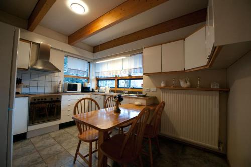 kuchnia z drewnianym stołem i krzesłami w obiekcie Reykjavik Peace Center Guesthouse w Reykjavík