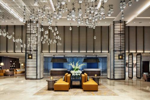 Χώρος καθιστικού στο Sheraton Los Angeles San Gabriel