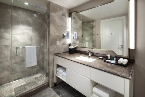 uma casa de banho com um lavatório e um chuveiro em Sheraton Los Angeles San Gabriel em San Gabriel