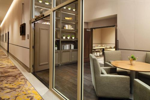 Χώρος καθιστικού στο Sheraton Los Angeles San Gabriel