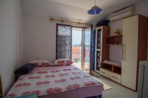 - une chambre avec un lit et une grande fenêtre dans l'établissement Apartments with a parking space Biograd na Moru, Biograd - 21048, à Biograd na Moru