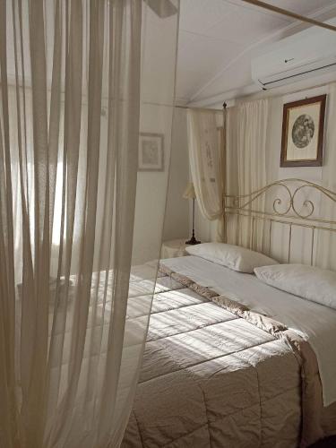 una camera con un grande letto a baldacchino di La Casina b&b ad Ancona