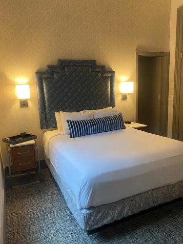 a large bed in a hotel room with two lamps at Harlow Hotel in Portland