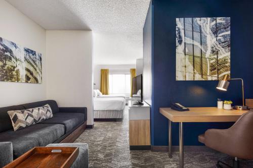 un soggiorno con un divano e una camera da letto di SpringHill Suites Tempe at Arizona Mills Mall a Tempe