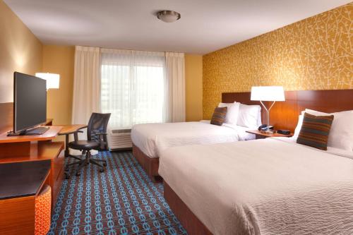 um quarto de hotel com duas camas e uma secretária com um computador em Fairfield Inn & Suites by Marriott Salt Lake City Midvale em Midvale
