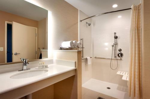 uma casa de banho com um lavatório e um chuveiro em Fairfield Inn & Suites by Marriott Salt Lake City Midvale em Midvale