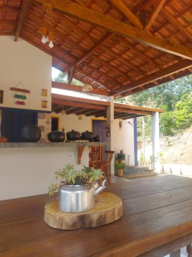 a porch with a pot on a wooden table at Fazenda do Quartel in Manhumirim