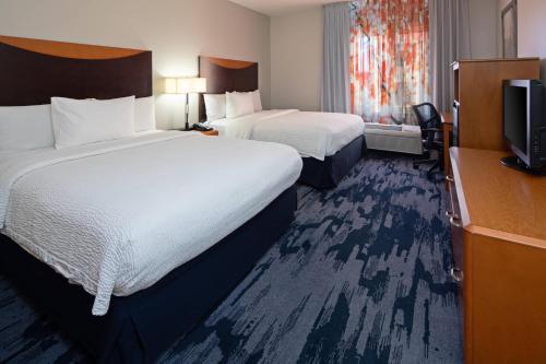 Fairfield Inn & Suites Seattle Bremerton tesisinde bir odada yatak veya yataklar