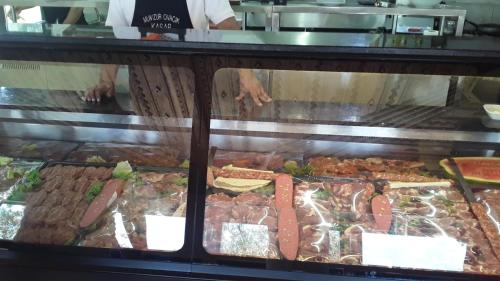 uma vitrine com muitos tipos diferentes de alimentos em Verde Blu Bungalow em Edremit