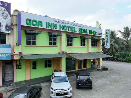 a building with cars parked in a parking lot at GOA INN HOTEL SDN BHD in Gua Musang