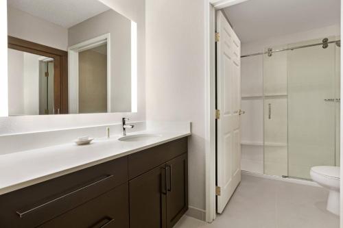 Ένα μπάνιο στο Residence Inn Salem