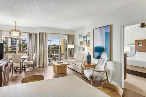 sala de estar con dormitorio y sala de estar en Marriott's Legends Edge at Bay Point, en Panama City Beach