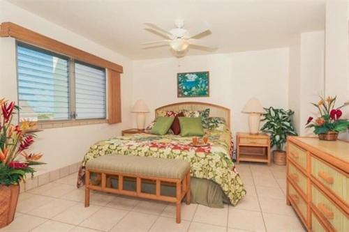 - une chambre avec un lit et un ventilateur de plafond dans l'établissement Full Ocean Sunset View, Fully Equipped 6th Floor Condo KV602, à Kailua-Kona