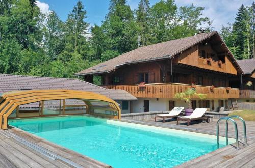 una casa con piscina delante de una casa en Chalet Esprit, en Morillon