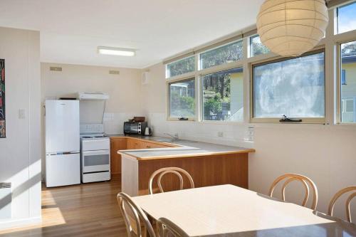 Una cocina o zona de cocina en Sea Home With a View at Pambula Beach-Pet Friendly