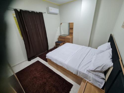 - une petite chambre avec un lit et un miroir dans l'établissement Hurghada appartment one room front of dream beach, à Hurghada