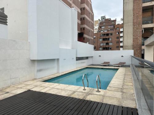 a swimming pool on the side of a building at Dpto Paraná - Piscina, calefacción y aire acond in Córdoba