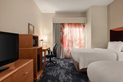 Habitación de hotel con 2 camas y TV de pantalla plana. en Fairfield Inn & Suites by Marriott Tupelo, en Tupelo