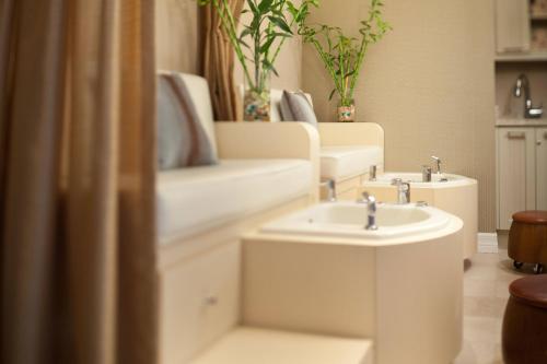 a bathroom with a sink and a mirror at Fort Lauderdale Marriott Pompano Beach Resort and Spa in Pompano Beach