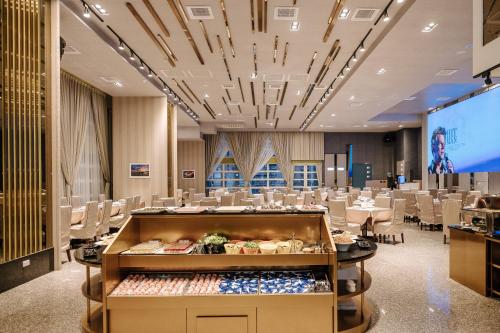 un salón de banquetes con mesas y sillas en una habitación en Muen Yuan Dong Hot Spring Hotel en Jiaoxi