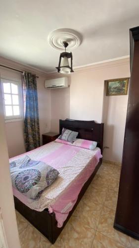 um quarto com uma cama grande e um tecto em Alexandria apartment em Alexandria
