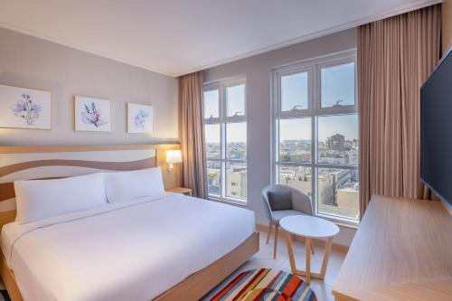 una camera d'albergo con letto e finestra di Residence Inn by Marriott Dammam a Dammam
