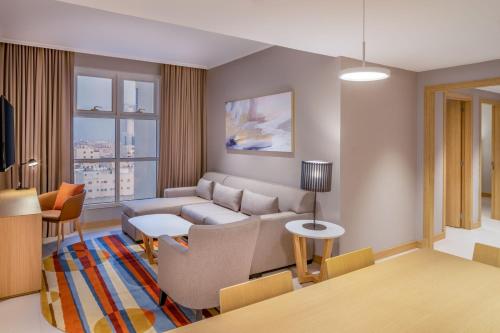 Coin salon dans l'établissement Residence Inn by Marriott Dammam
