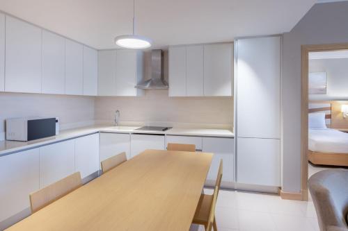 Cuisine ou kitchenette dans l'établissement Residence Inn by Marriott Dammam