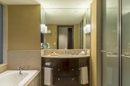 Um banheiro em Sheraton Mendoza Hotel