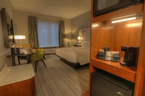 Pokój hotelowy z sypialnią z łóżkiem i biurkiem w obiekcie Fairfield Inn & Suites by Marriott Gatlinburg Downtown w mieście Gatlinburg