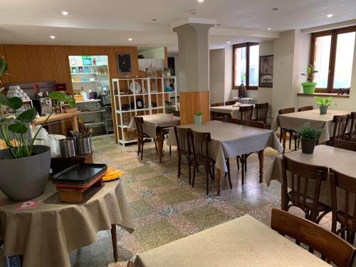 a restaurant with tables and chairs in a room at Initial by balladins, Hôtel Restaurant Broisin in Aix-les-Bains