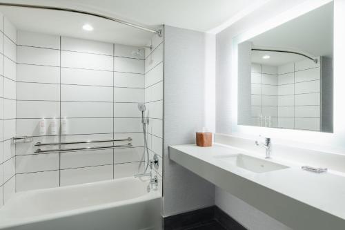 Ένα μπάνιο στο Seattle Marriott Waterfront