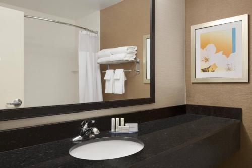 La salle de bains est pourvue d'un lavabo et d'un miroir. dans l'établissement Fairfield Inn Colorado Springs Air Force Academy, à Colorado Springs