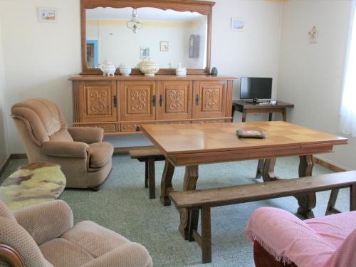 Photo de la galerie de l'établissement Maison Ancienne Proche Plage avec Jardin, Garage, et Confort Moderne - FR-1-22-172, à La Tranche-sur-Mer