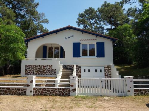 Photo de la galerie de l'établissement Maison Ancienne Proche Plage avec Jardin, Garage, et Confort Moderne - FR-1-22-172, à La Tranche-sur-Mer